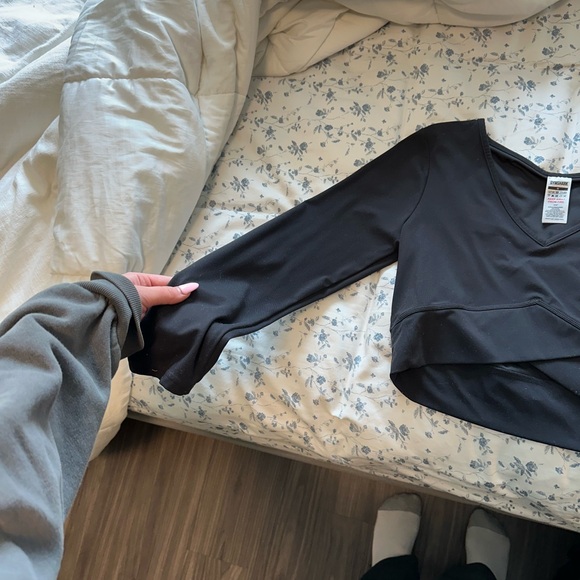 Gymshark black longsleeve crossover workout top! Size medium. Never worn - Picture 3 of 4